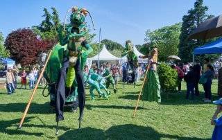 Espectáculo con zancudos en la pradera de La Baltasara.