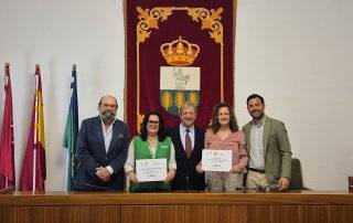 Foto de familia de la entrega de recaudación de la fiesta del libro.