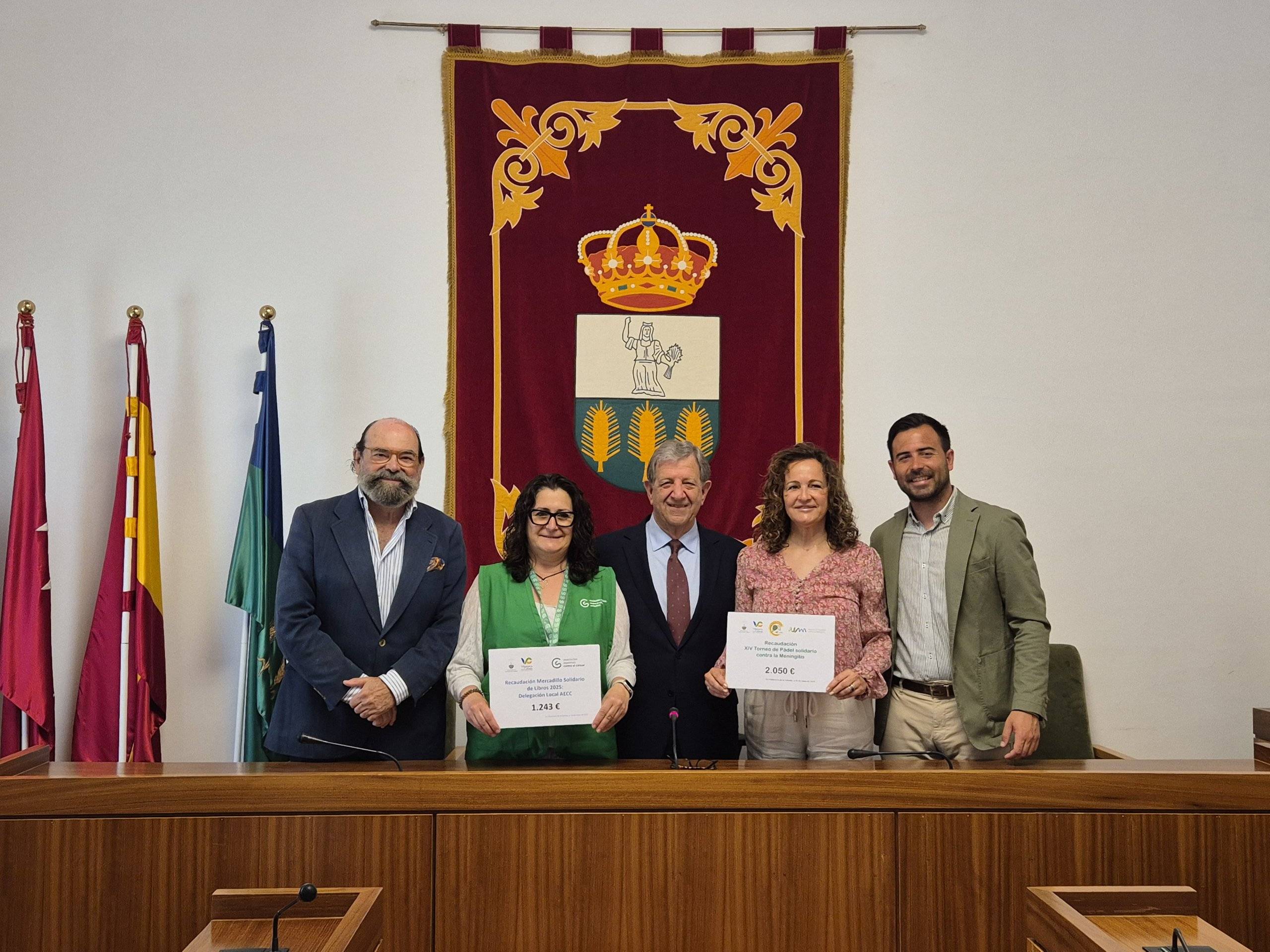 Foto de familia de la entrega de recaudación de la fiesta del libro. Foto de familia de la entrega de recaudación de la fiesta del libro.