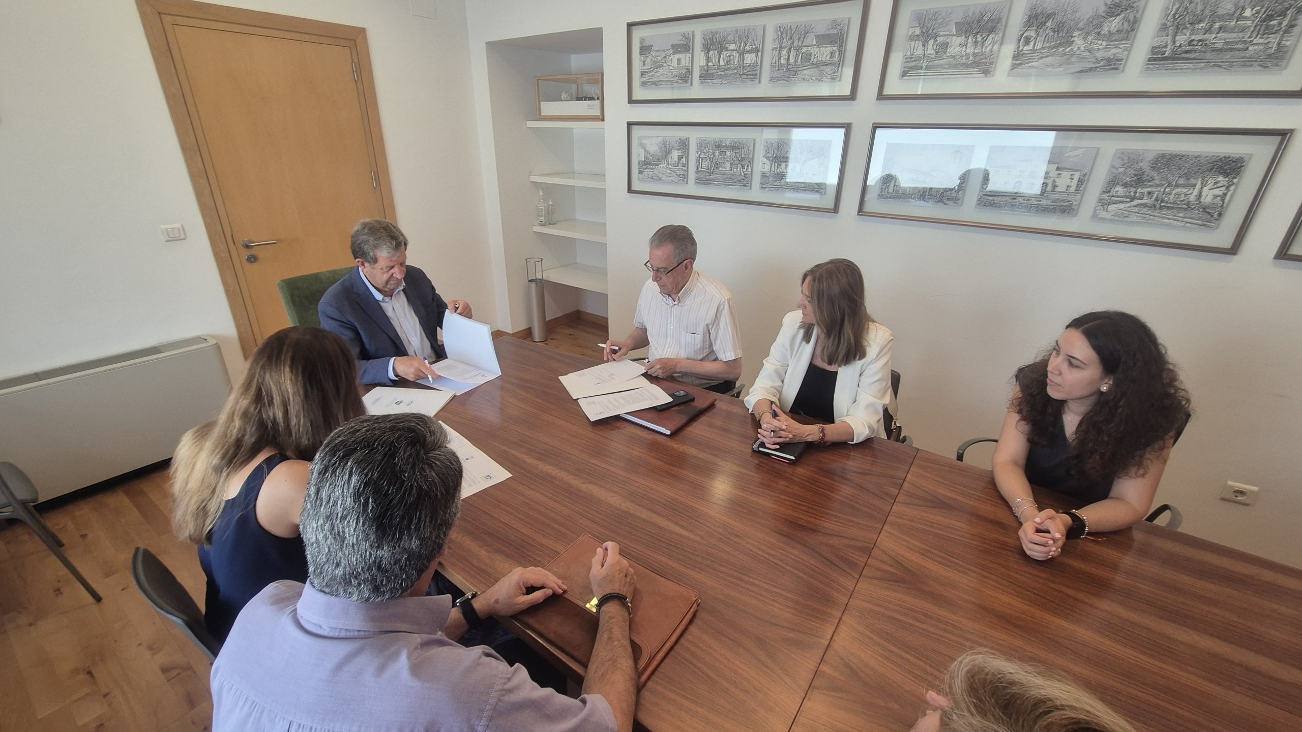 Momento de la firma de los convenios.