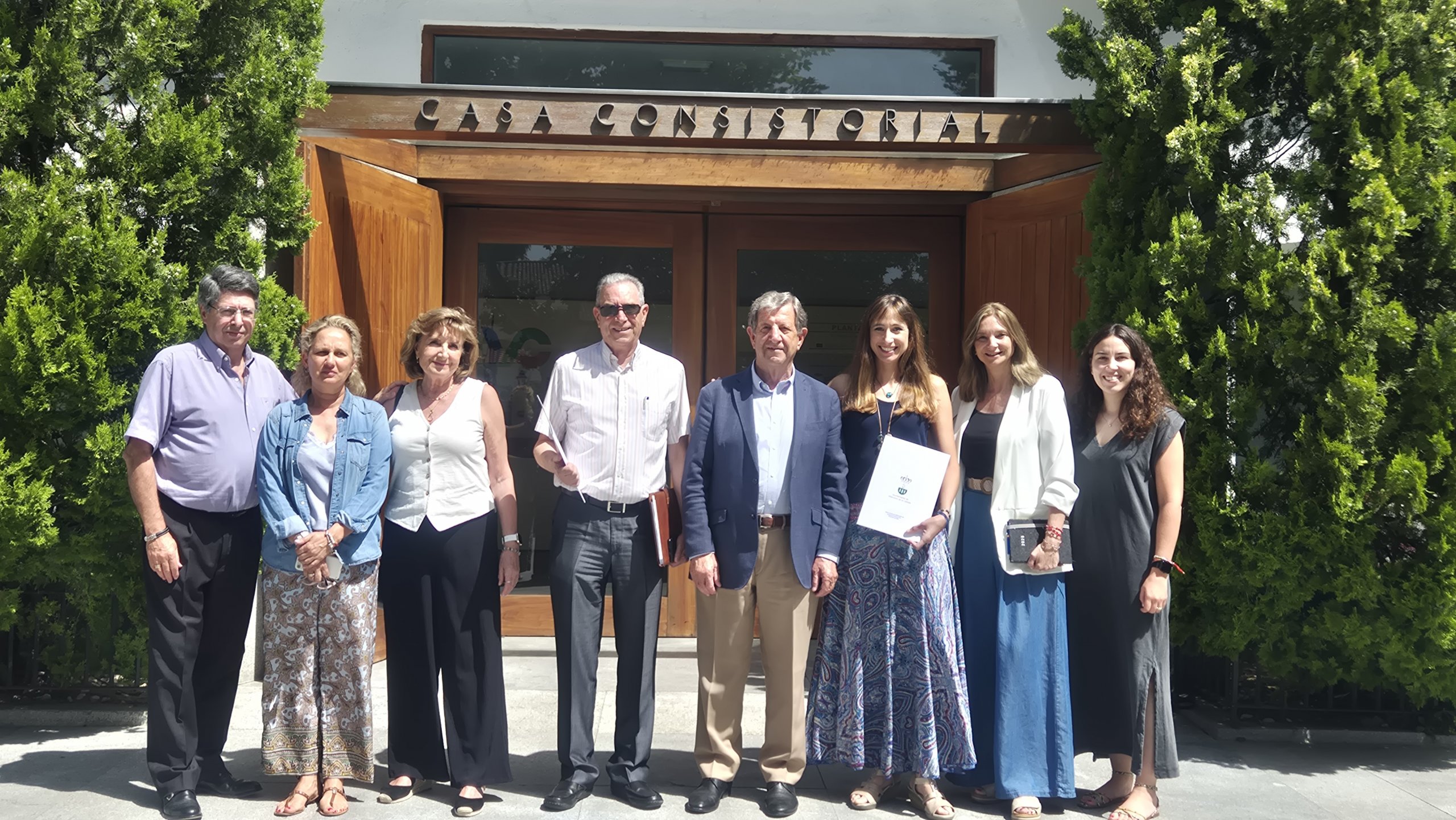 Foto de grupo del alcalde y concejales con los representantes de las asociaciones Conciencia TEA y AFAPRODIS.