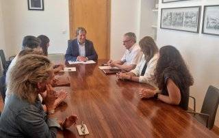Momento de la firma de los convenios.