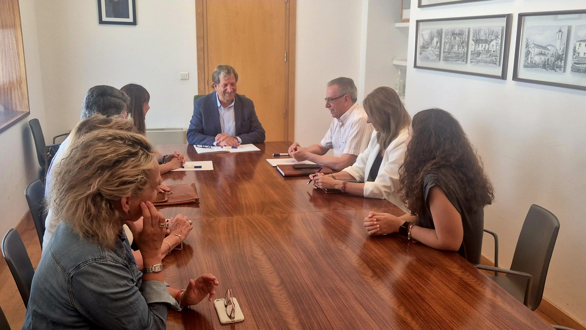 Momento de la firma de los convenios. Momento de la firma de los convenios.