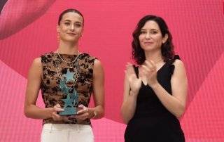 Imagen de la presidenta de la Comunidad de Madrid, Isabel Díaz Ayuso, junto a la deportista Ana Carvajal. FOTO: COMUNIDAD DE MADRID