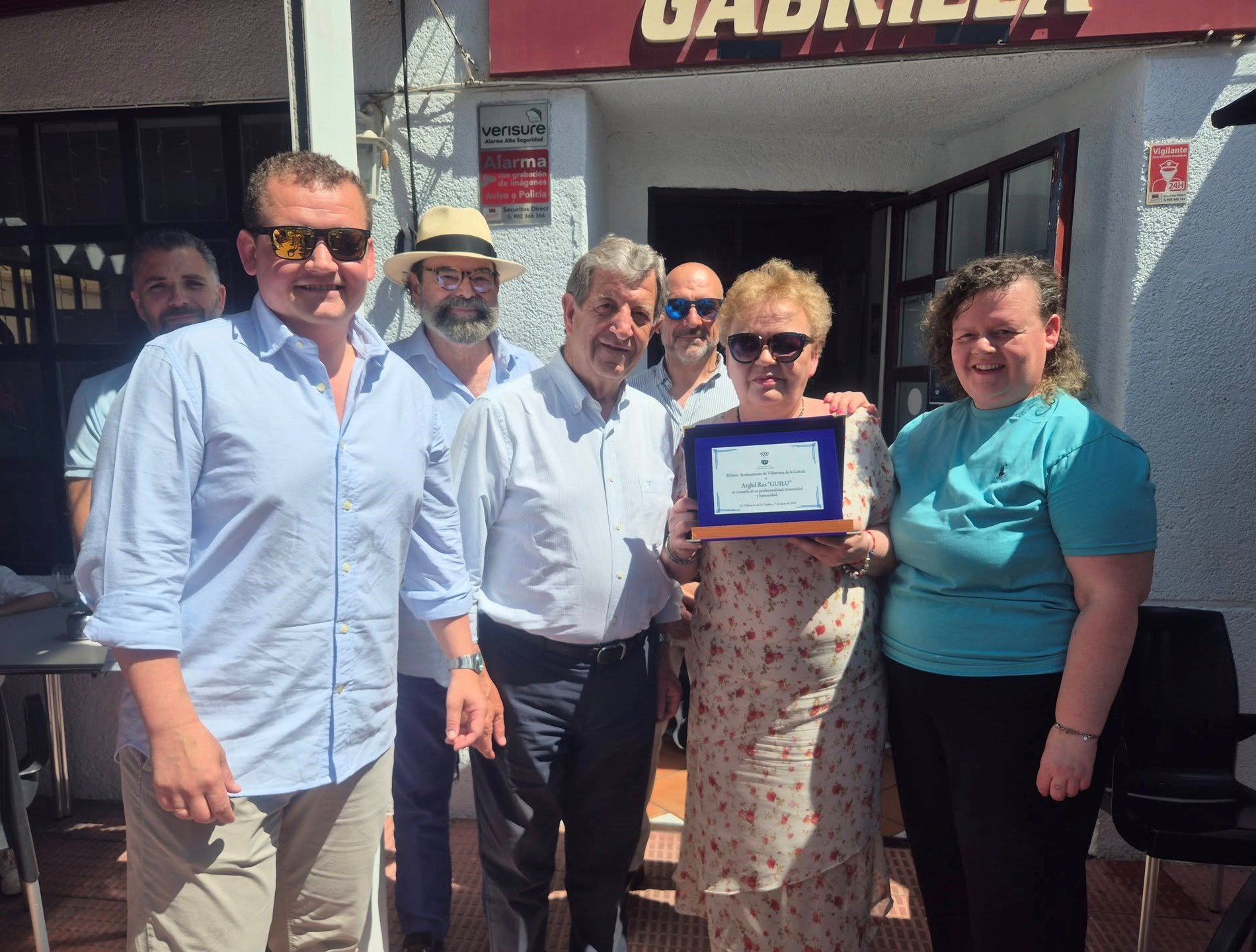 Autoridades locales junto a la familia del hostelero Arghil Rus “Guilu” Foto posado autoridades y familia hostelero homenajeado.