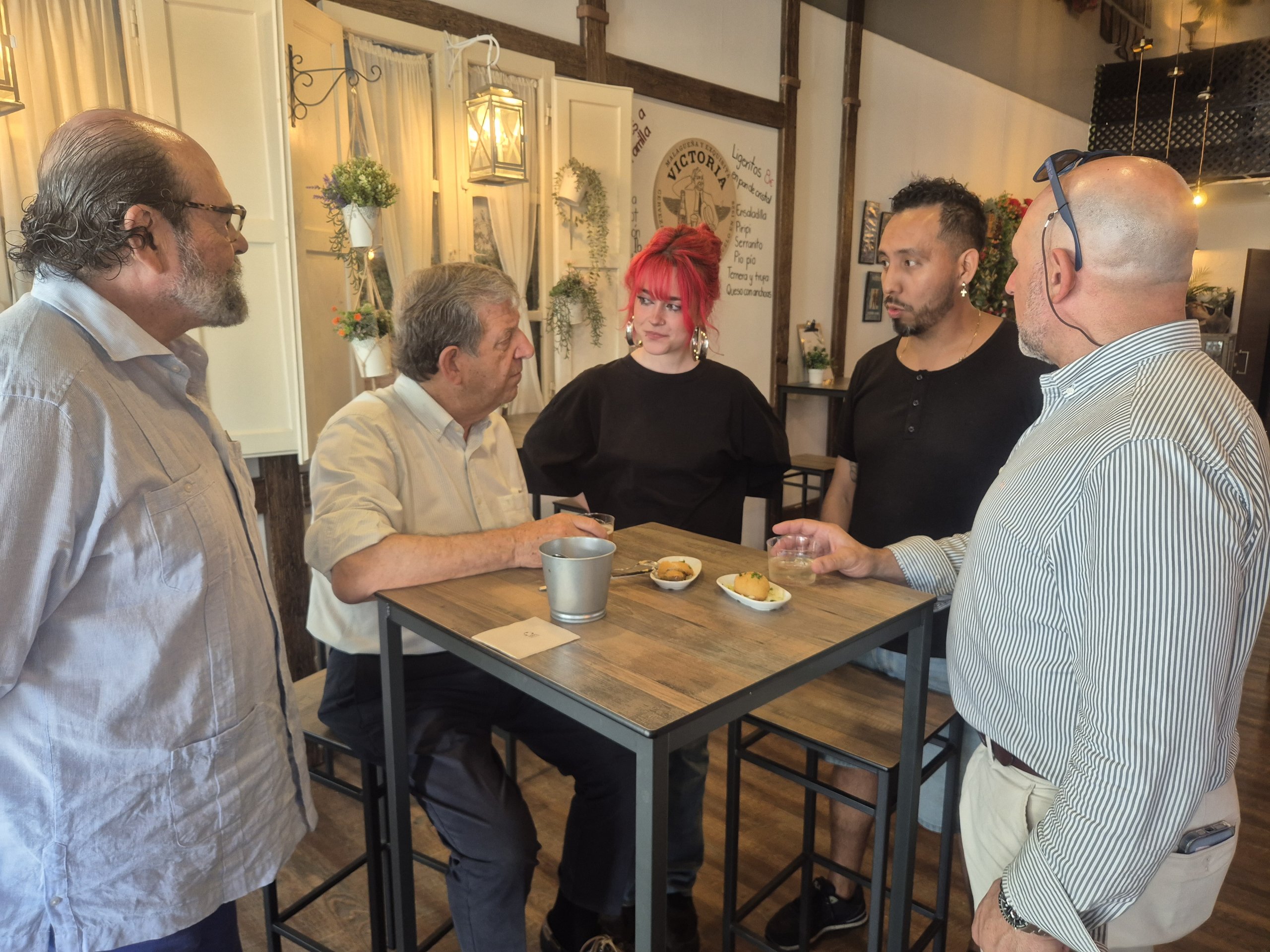 Alcalde y concejales conversando con hosteleros.