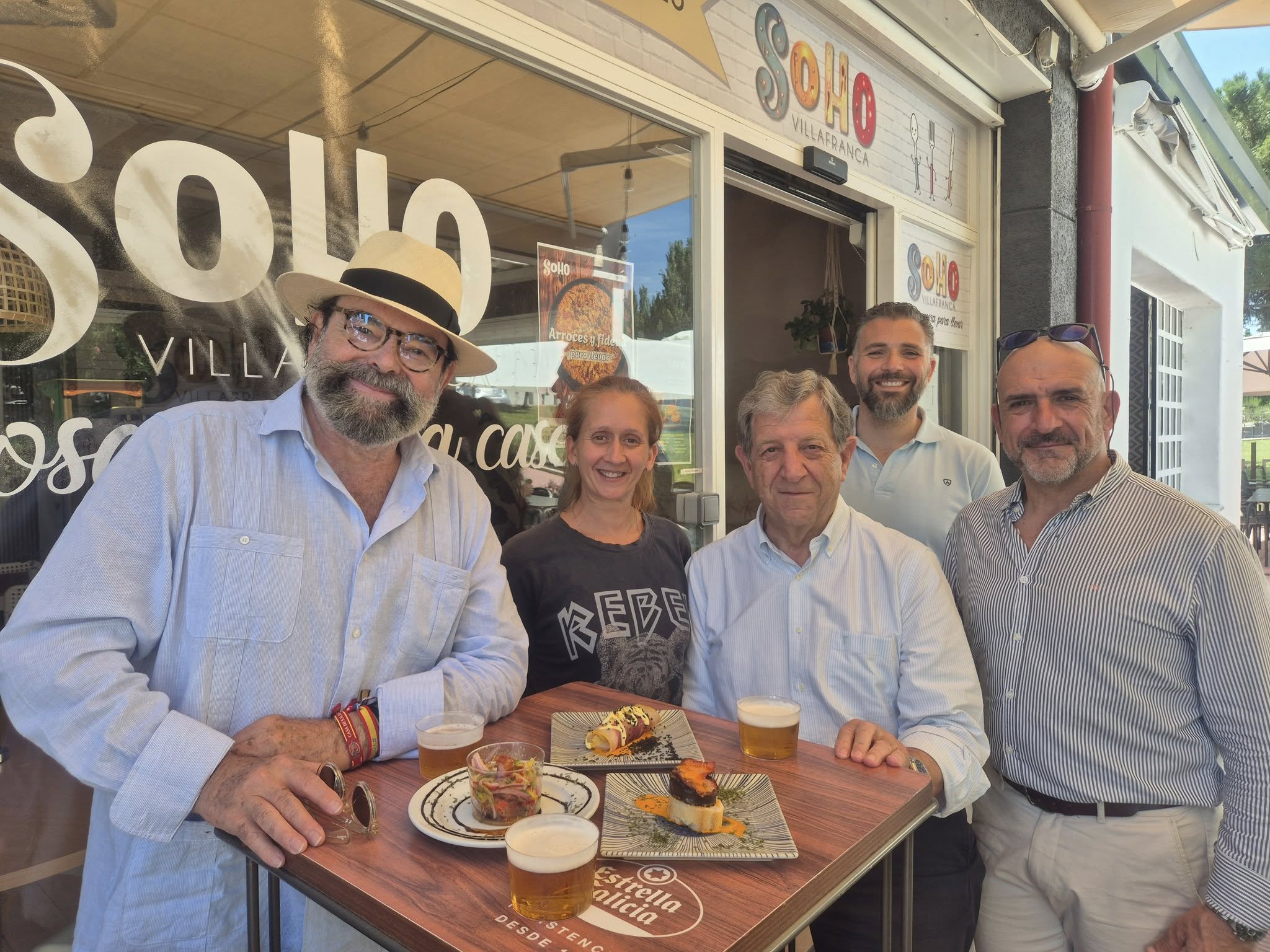 Alcalde y concejales junto a una de las hosteleras participantes.