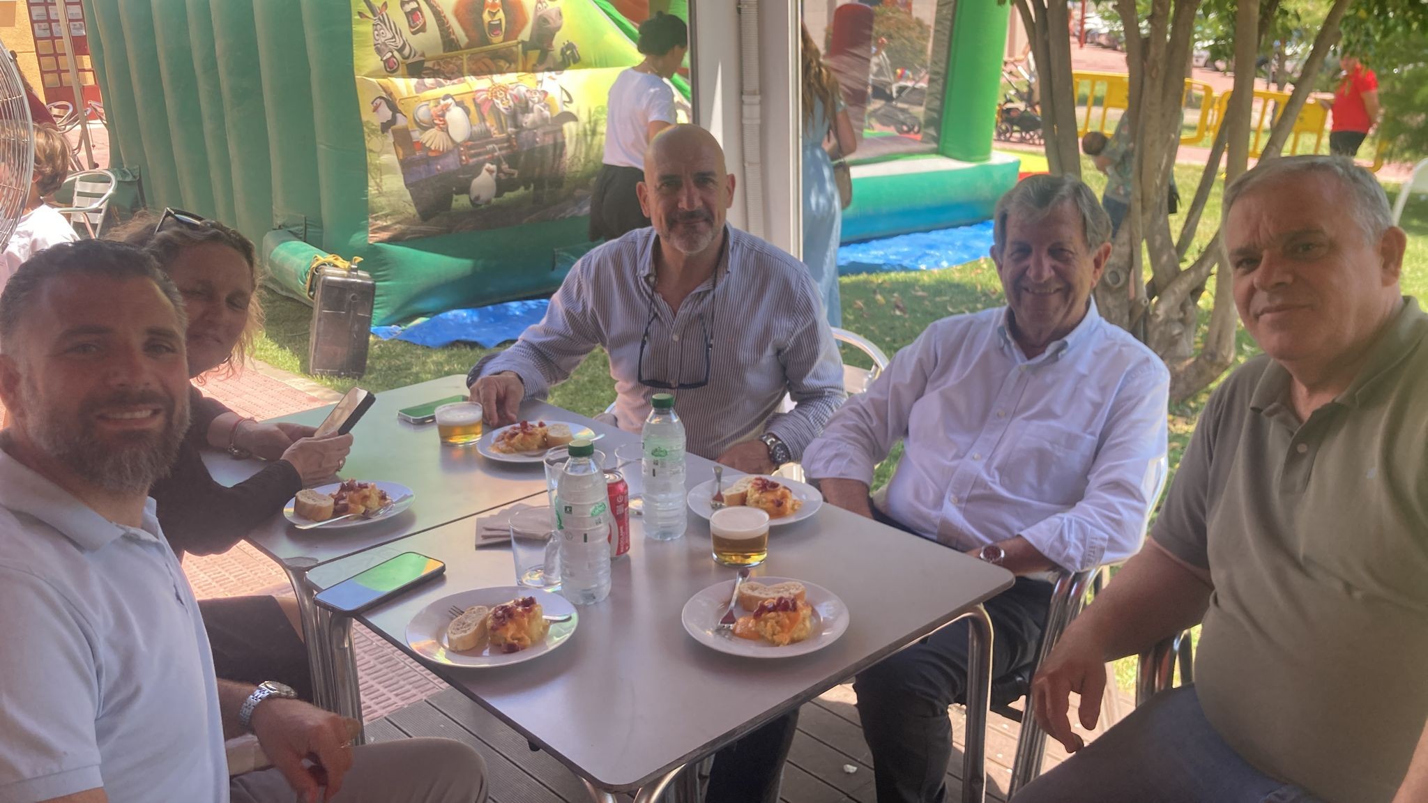 Alcalde y concejales visitando los establecimientos hosteleros.