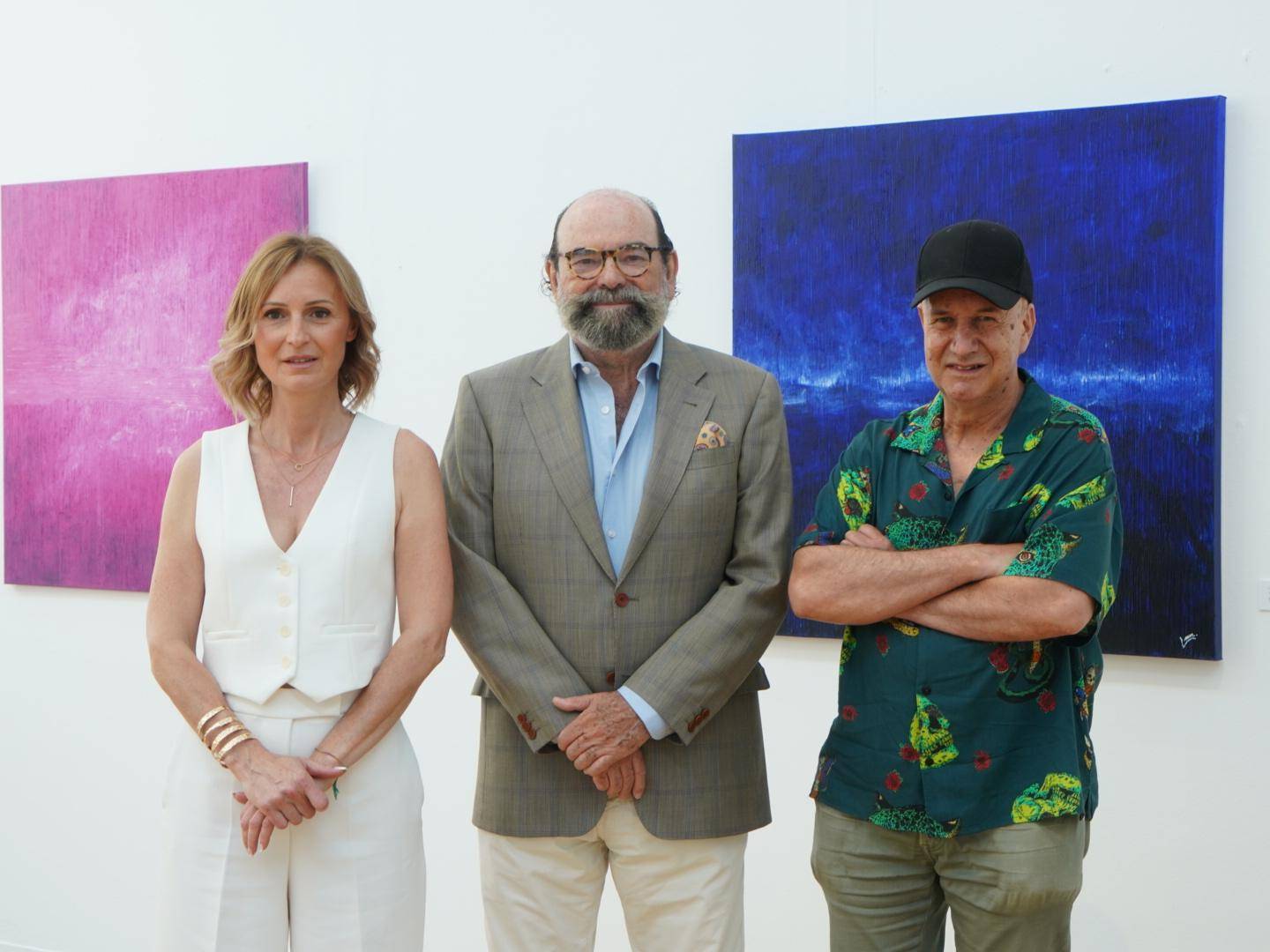 El concejal de Cultura, Fernando Agudo, la pintora Laura Mateo y el hermano del artista José Miguel Velázquez Chena posan durante la inauguración..