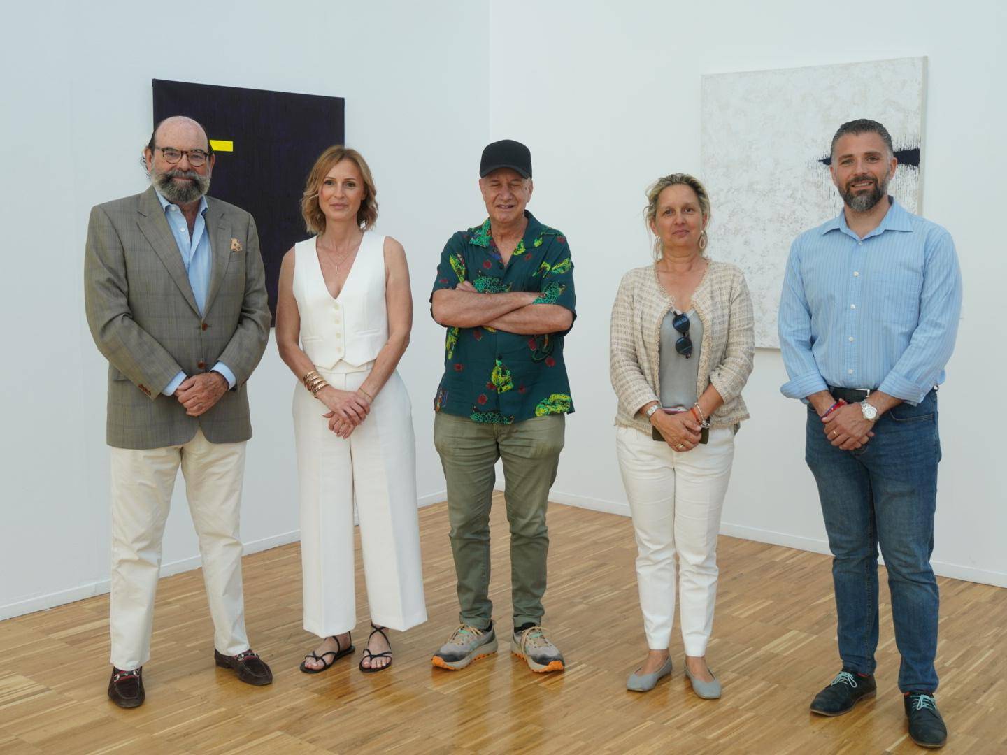 Concejales de la Corporación Local posan con la pintora Laura Mateo y el hermano del artista José Miguel Velázquez Chena durante la inauguración.