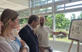 El alcalde, Luis Partida, y la concejala de Mayores, Cristina Hernández, junto al profesor de Pintura, David Hidalgo.