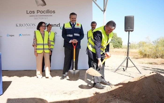 El alcalde, Luis Partida, en la colocación de la primera piedra del Sector 1 "Los Pocillos".