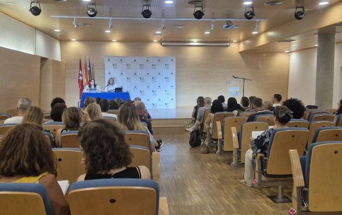 Público asistente a la jornada escuchando a las ponentes.
