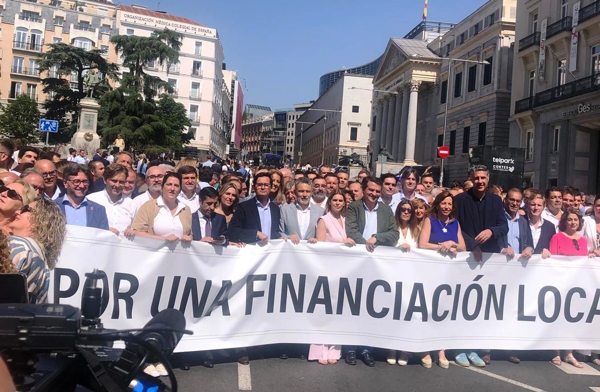 Imagen de la concentración de alcaldes frente al congreso.
