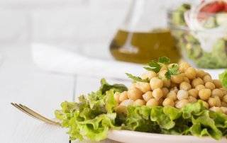 Imagen de una ensalada de garbanzos.