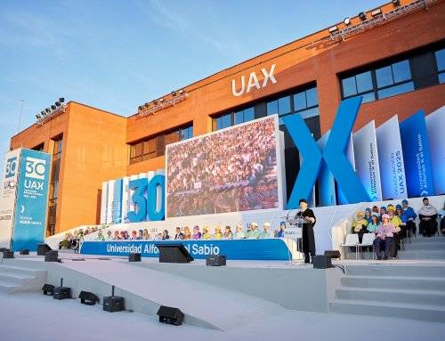 Miles de estudiantes se gradúan en la UAX