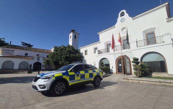 Nuevo coche de la Policía Local aparcado en la plaza de España.