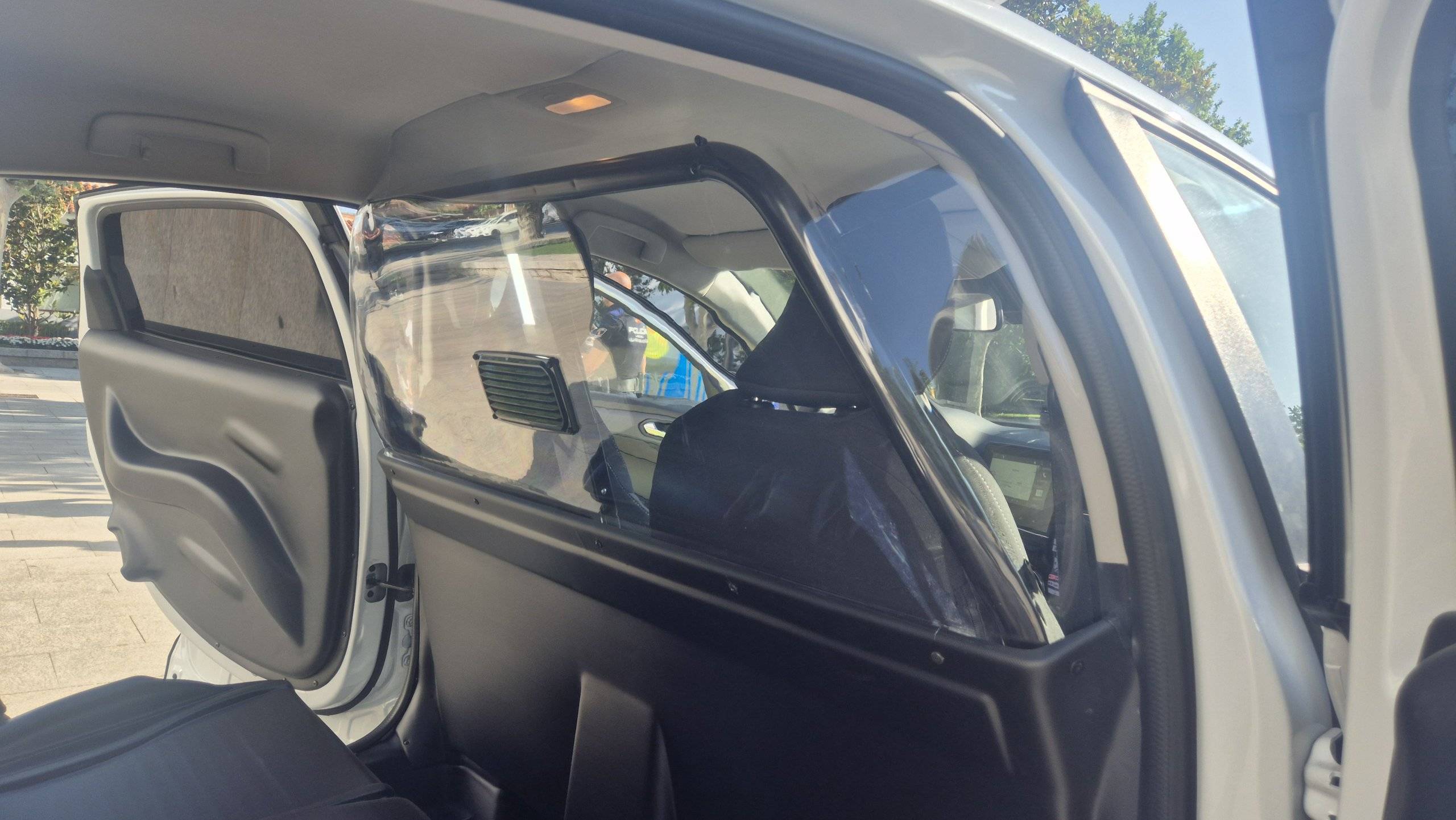 Mampara de seguridad del nuevo coche de la Policía Local.
