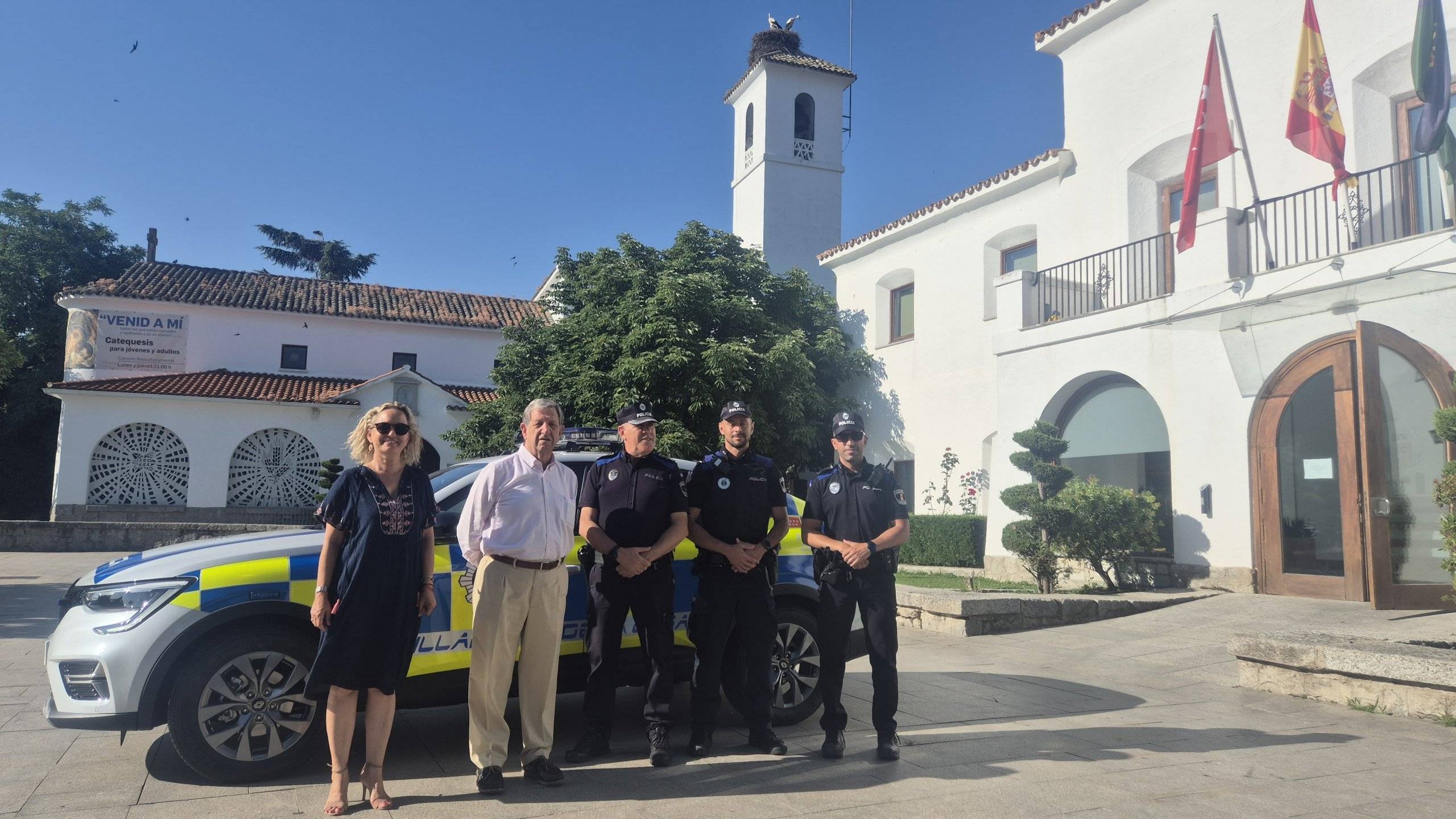 El alcalde, Luis Partida, la concejala de Seguridad, Patricia Fernández, y tres miembros de la Policía Local junto al nuevo coche de policía.