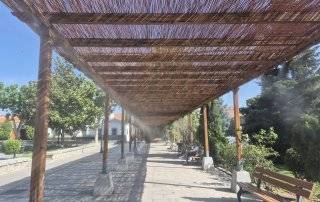 Imagen de la nebulización en la pérgola de la plaza de España.