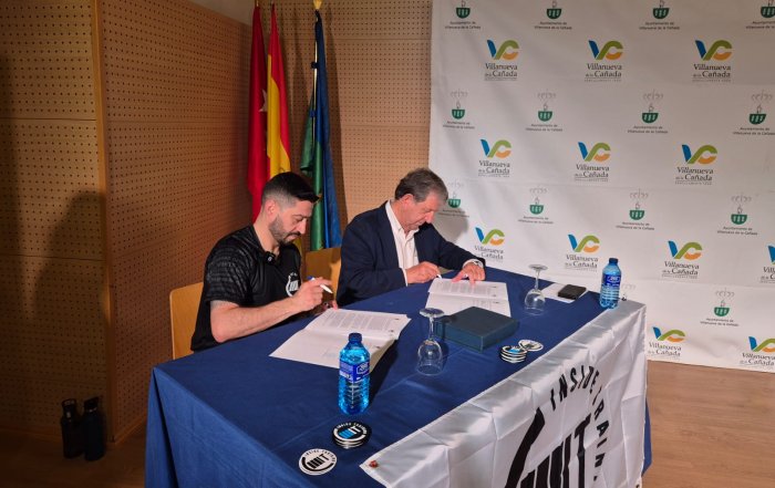 El alcalde, Luis Partida, firmando el convenio con uno de los representantes de Inside Training.