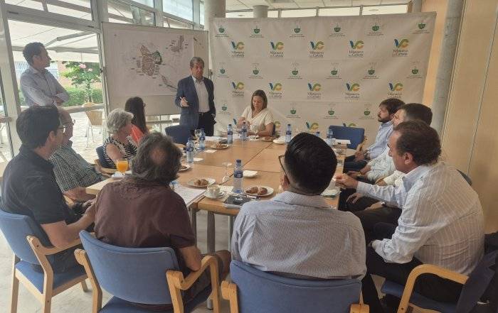 Imagen del desayuno del alcalde con los vecinos.