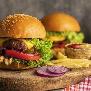 Imagen de dos hamburguesas.