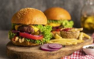 Imagen de dos hamburguesas.