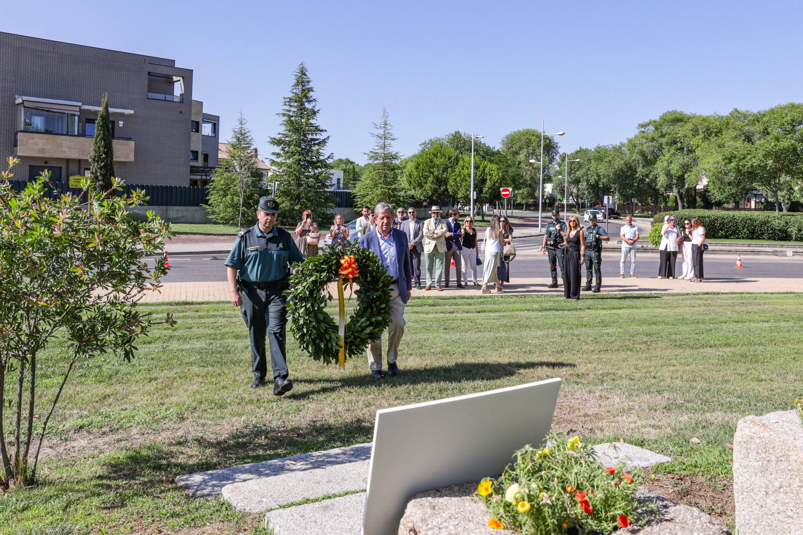 El alcalde y el subteniente de la Guardia Civil de Villanueva de la Cañada realizando la ofrenda floral.
