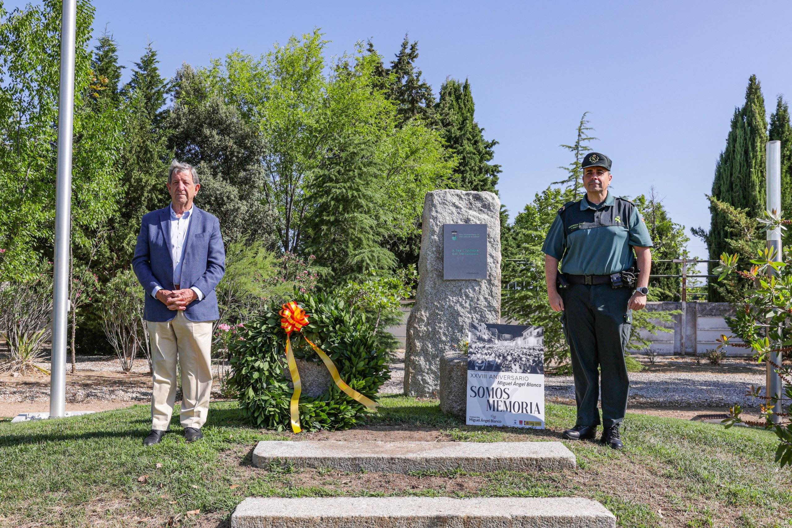 El alcalde y el subteniente de la Guardia Civil de Villanueva de la Cañada durante la ofrenda floral.