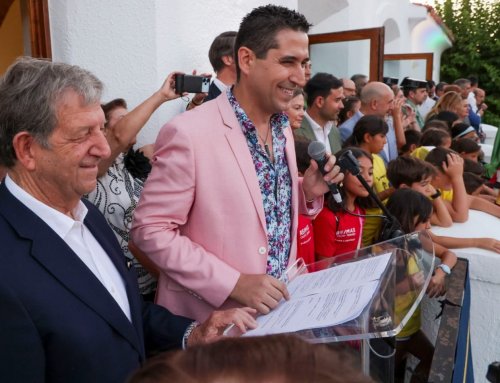 Óscar Navarro enamora al público villanovense con un pregón musical
