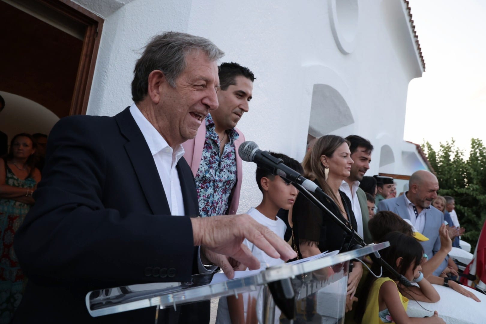 El alcalde, Luis Partida, dirigiéndose al público desde el balcón