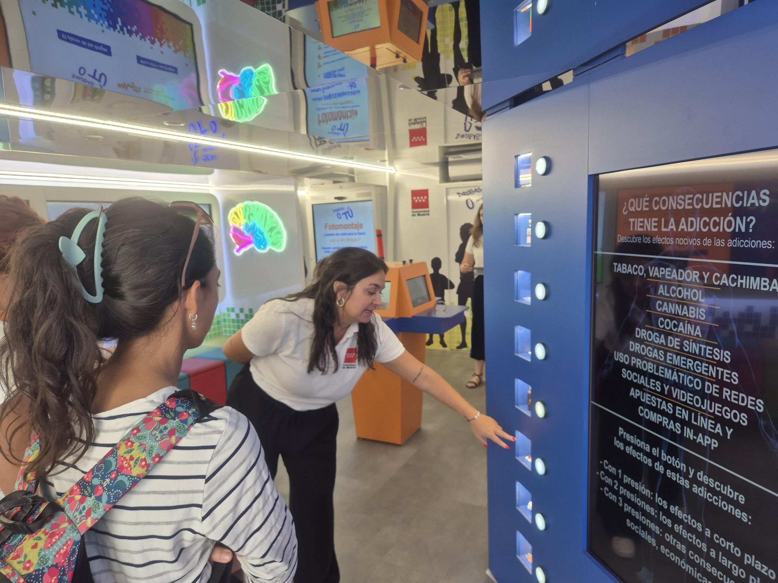 Educadora del servicio de prevención hablando con dos jóvenes.