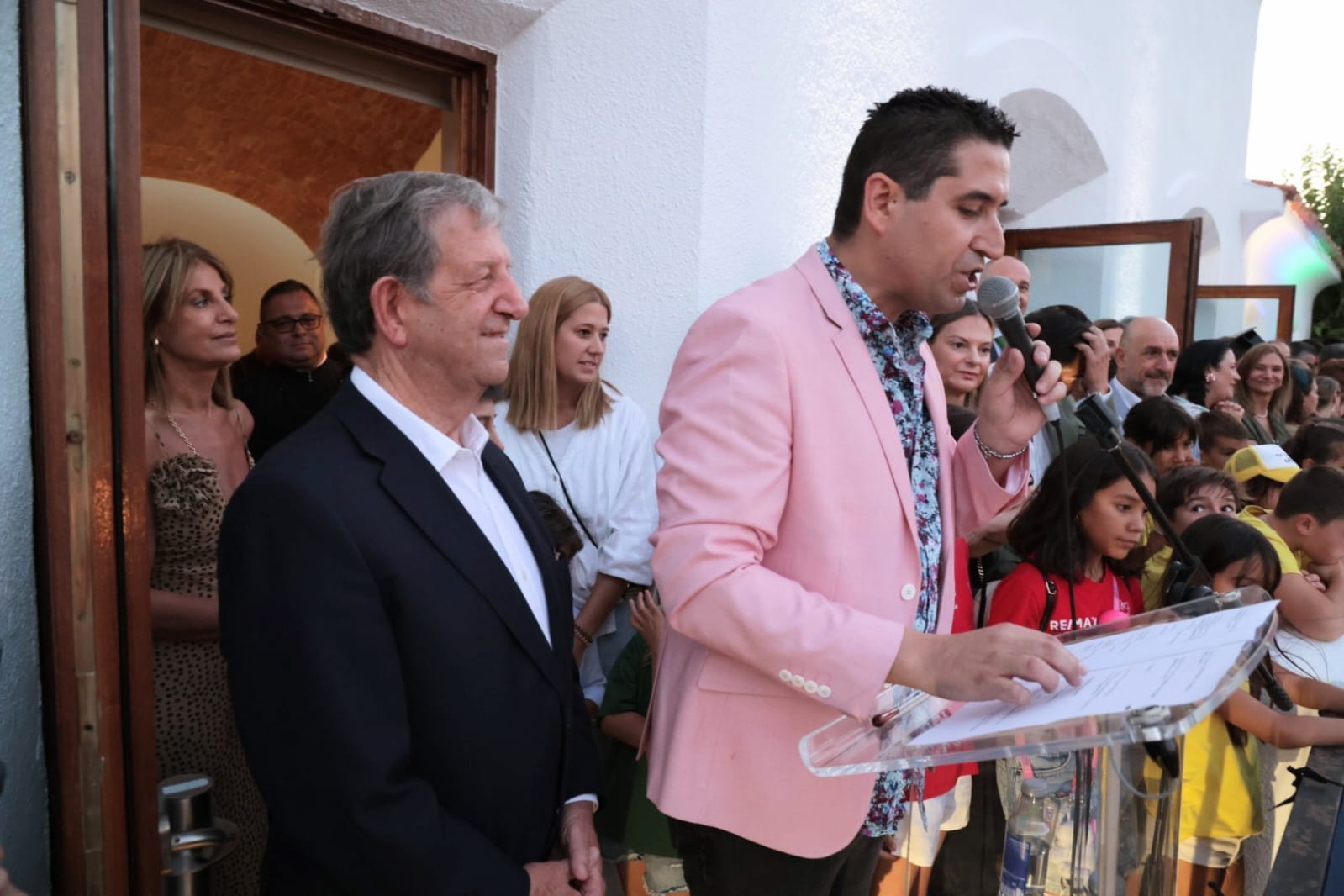 El pregonero Óscar Navarro acompañado de autoridades y representantes de distintos colectivos.