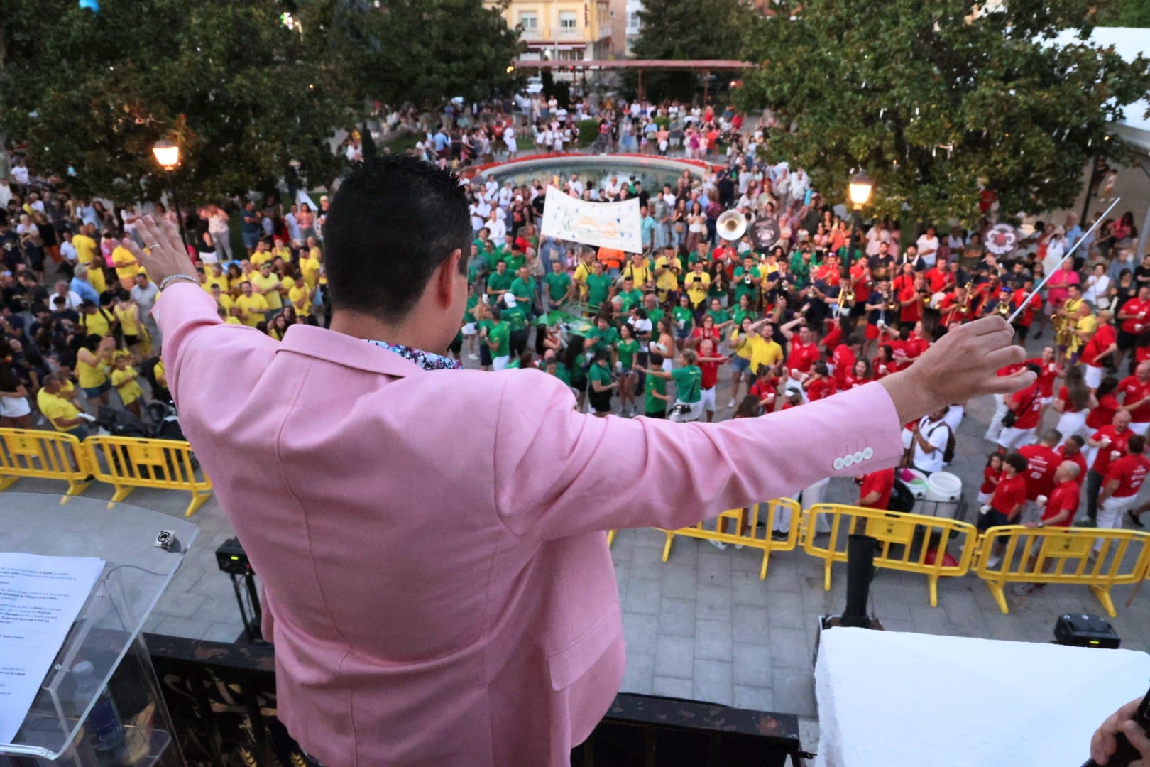 Óscar Navarro dirigiendo a las charangas de las peñas.