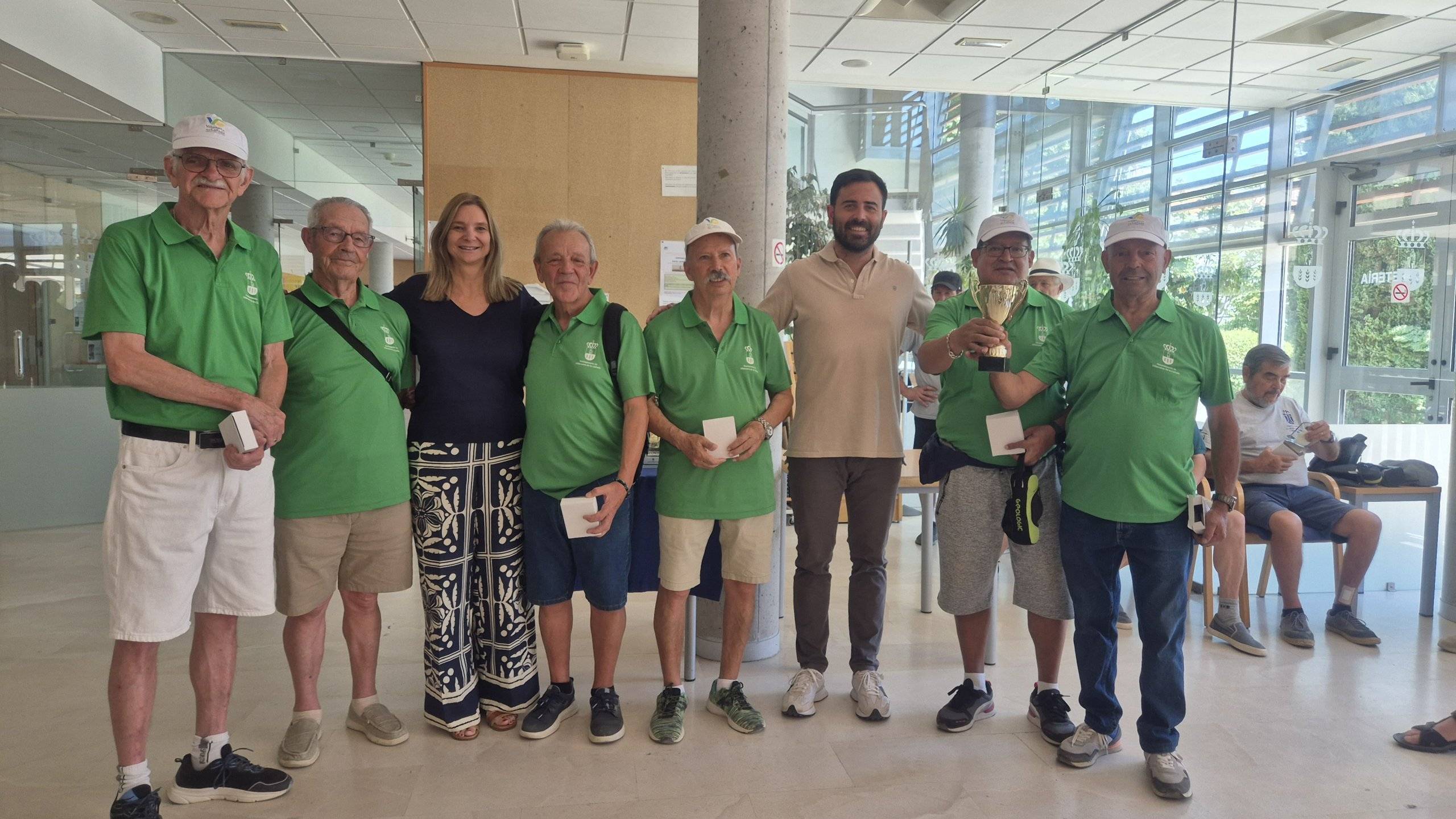 El equipo de Villanueva de la Cañada junto a los concejales de Deportes y Servicios Sociales, Ignacio González y Belén Garrido, respectivamente.