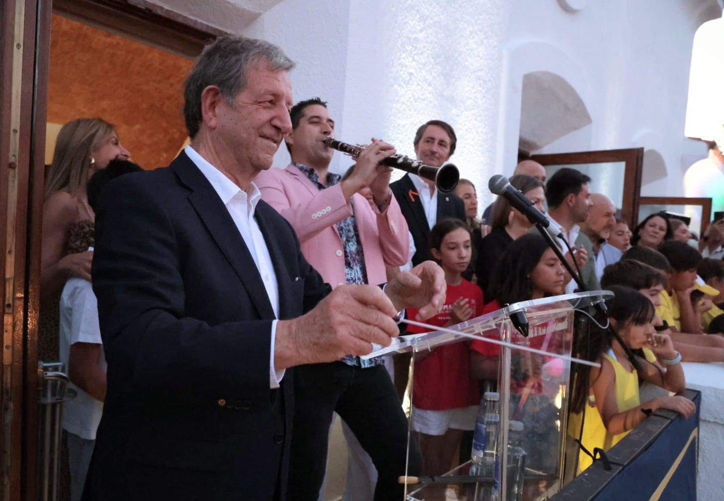 El alcalde dirigiendo junto a Óscar Navarro el pasodoble interpretado por las charangas.