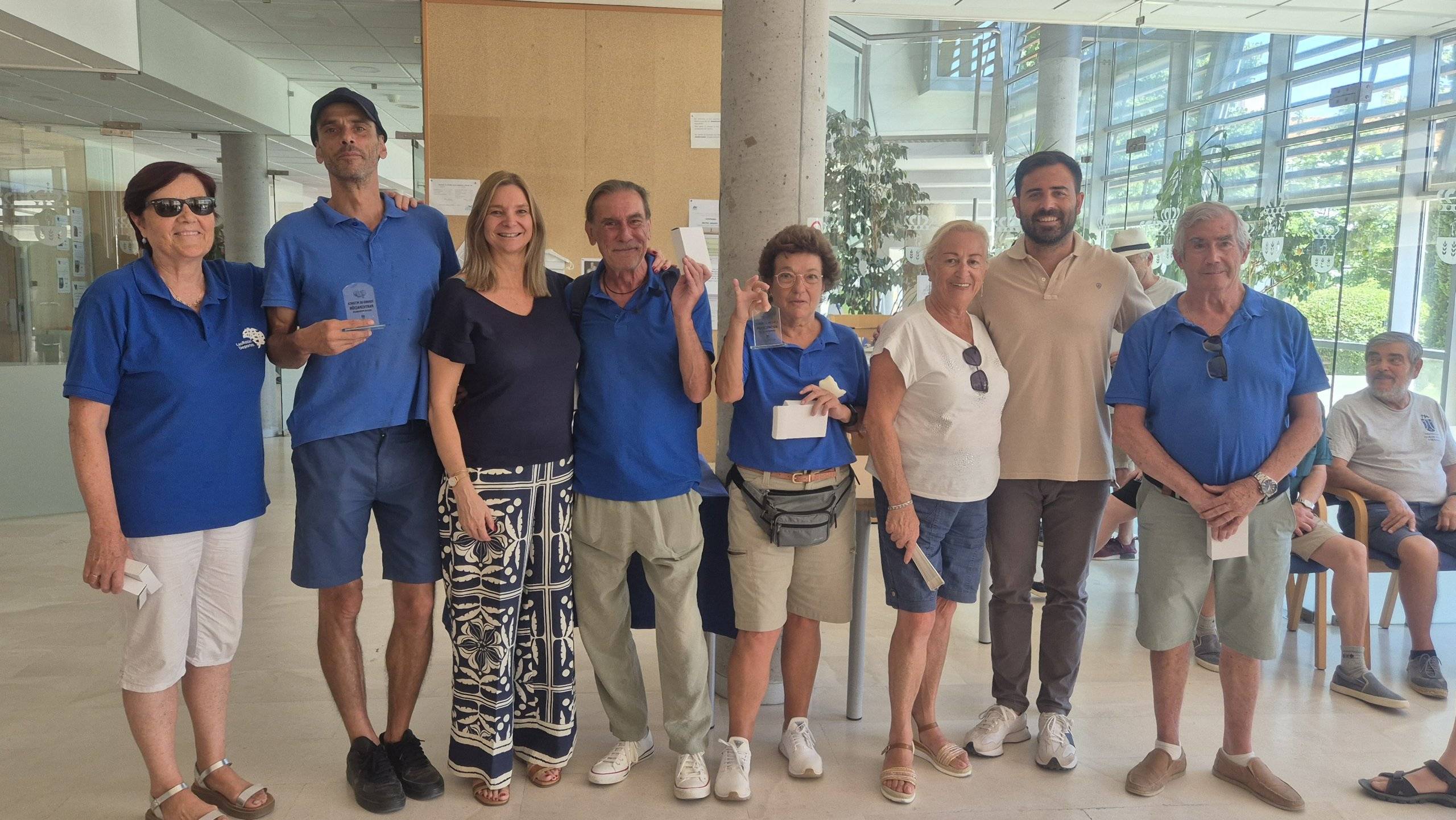 El equipo de Las Rozas junto a los concejales de Deportes y Servicios Sociales, Ignacio González y Belén Garrido, respectivamente.
