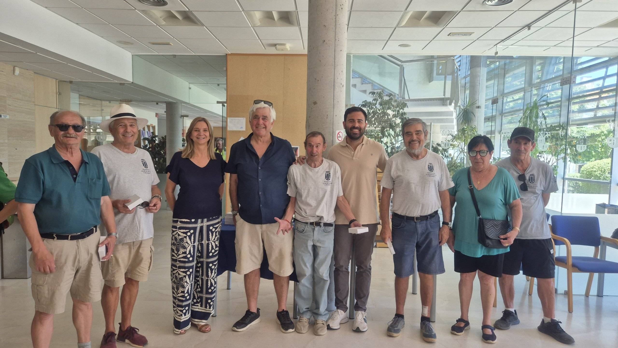 El equipo de Majadahonda junto a los concejales de Deportes y Servicios Sociales, Ignacio González y Belén Garrido, respectivamente.