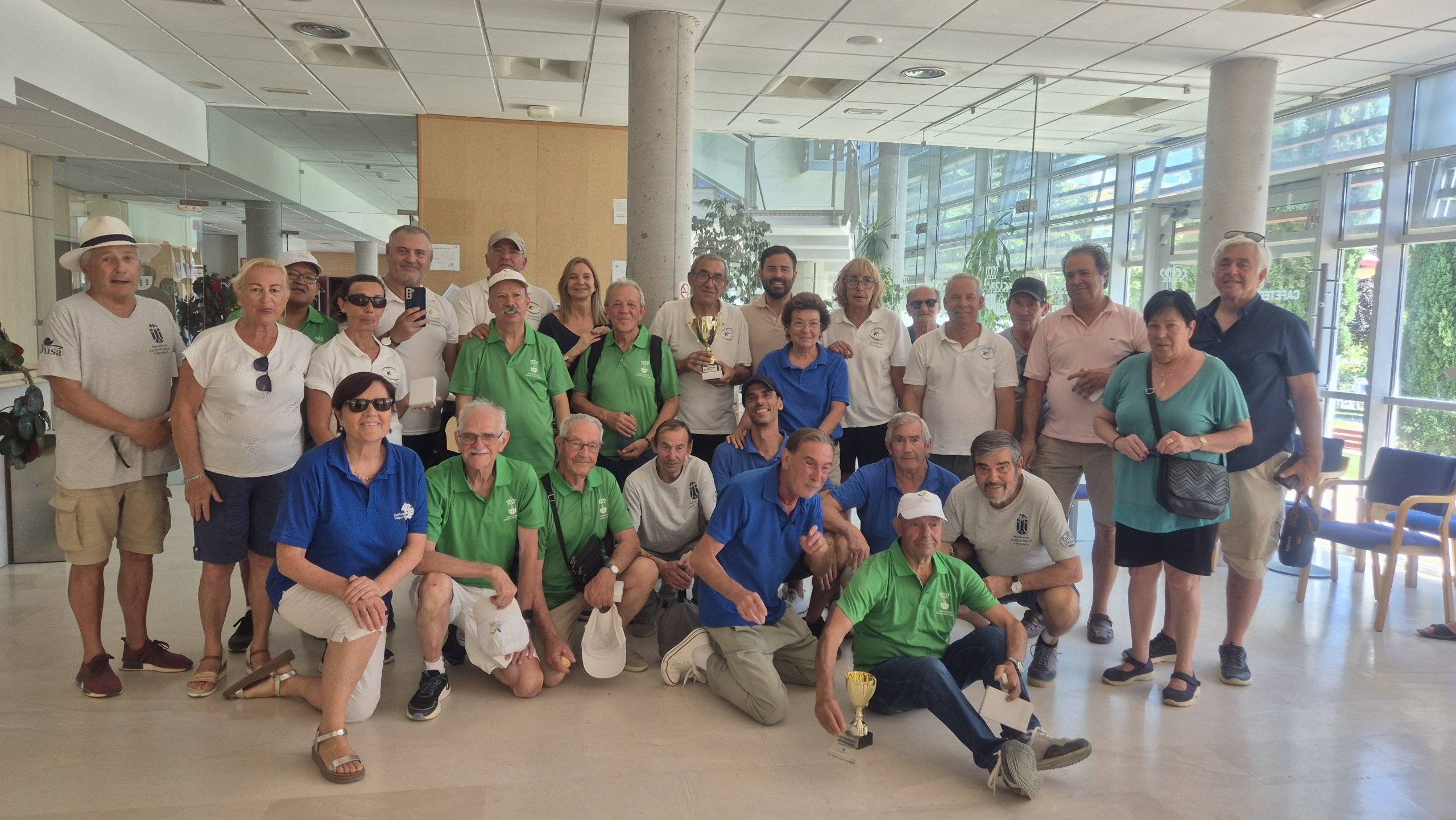 Foto de grupo de los participantes en el torneo.