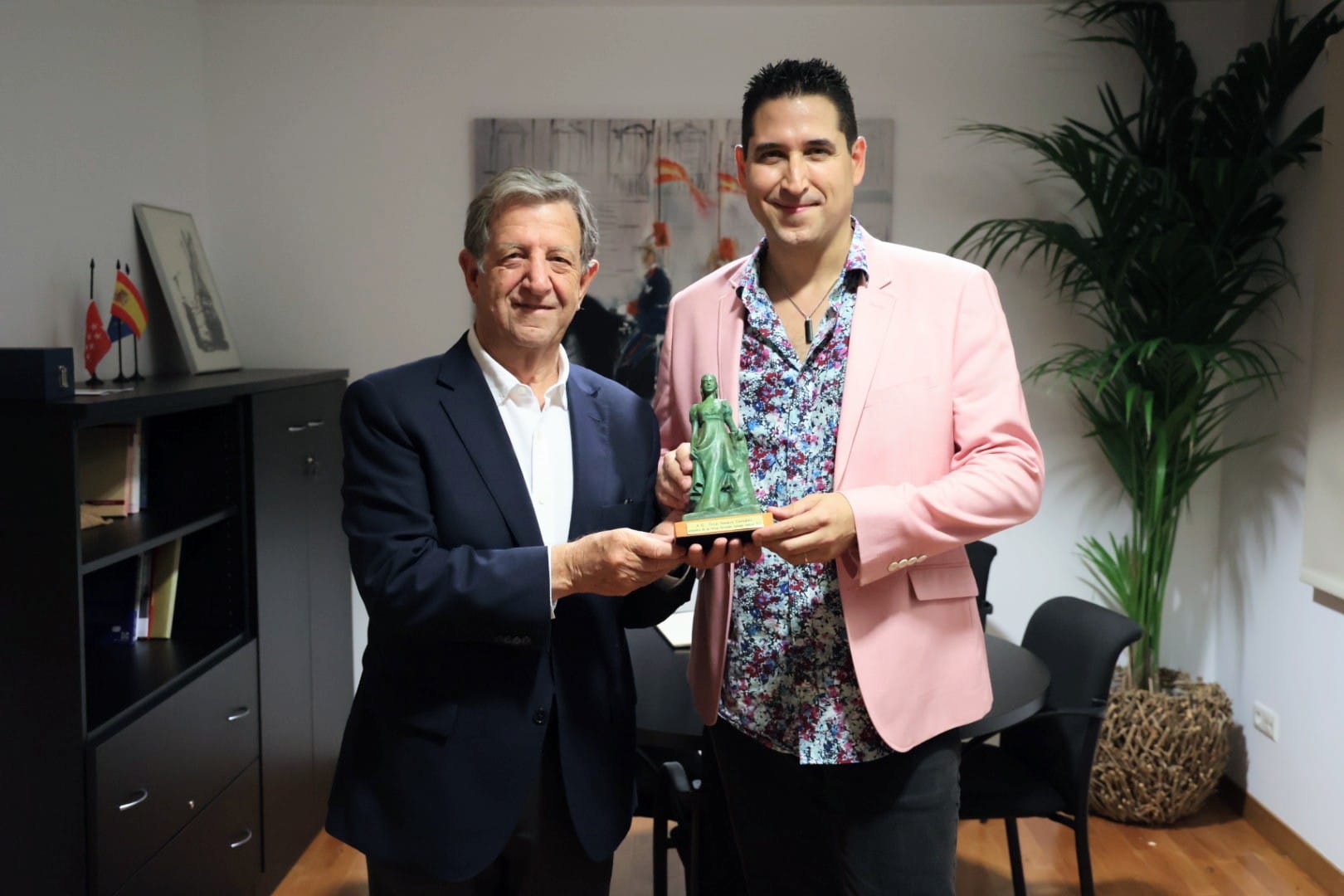 El alcalde, entregando a Óscar Navarro una reproducción de La Despernada.