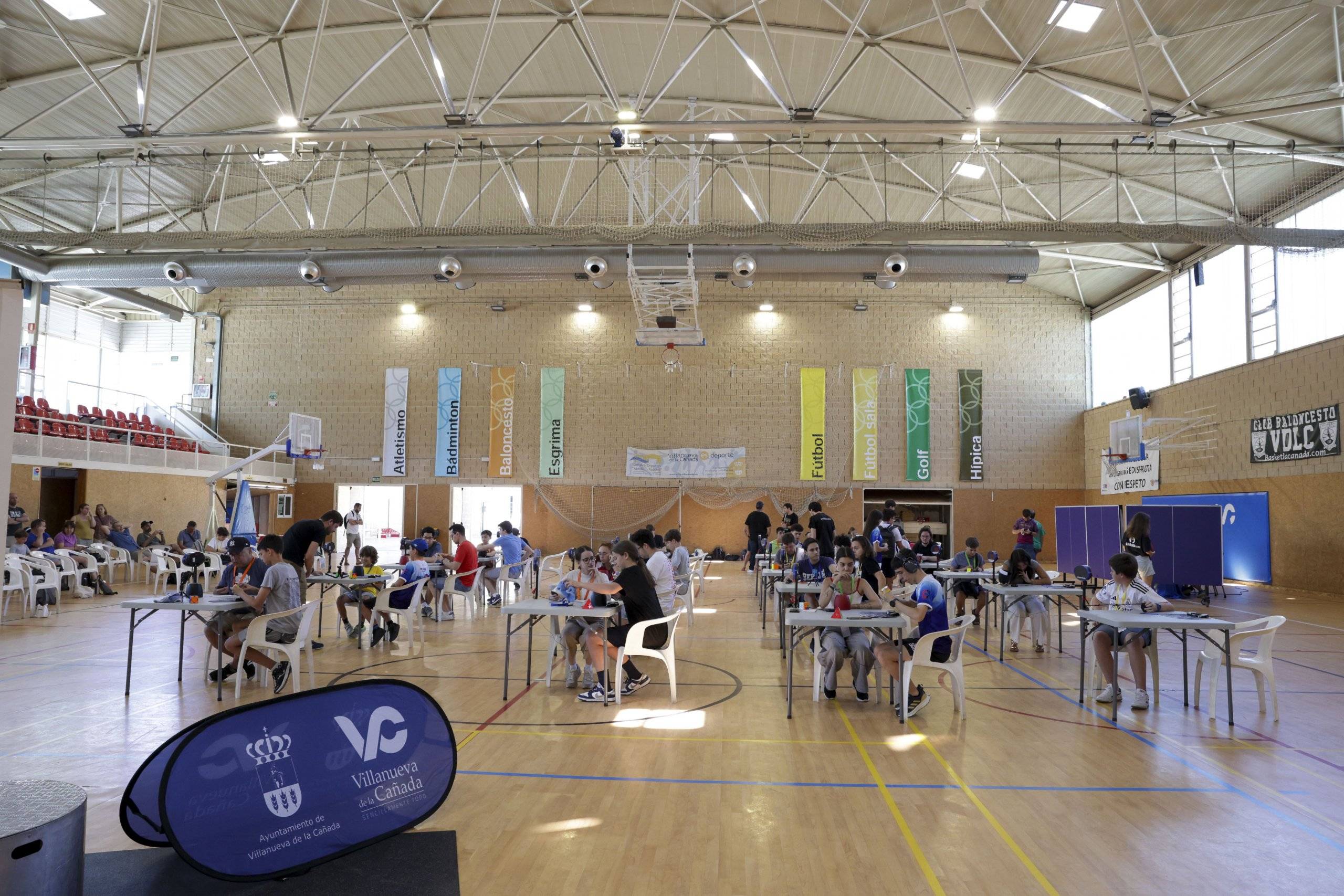 Competición de Rubik en el Polideportivo Santiago Apóstol.