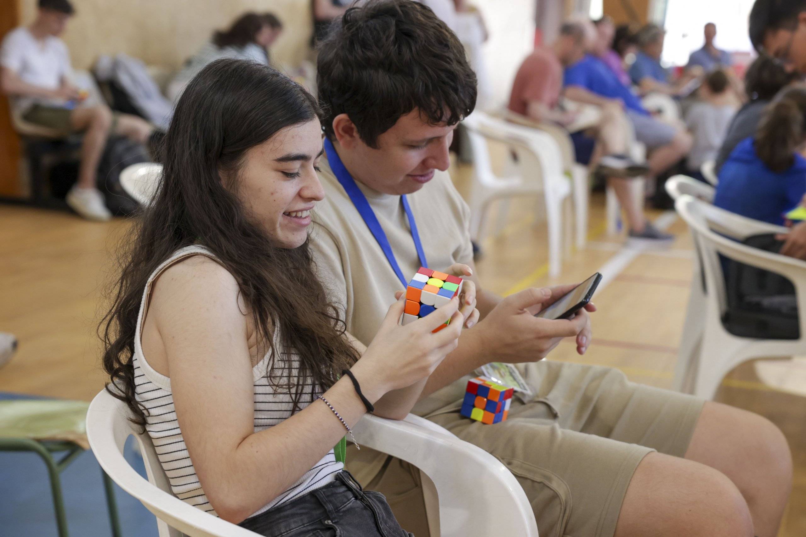 Dos jóvenes con sus cubos de Rubik.