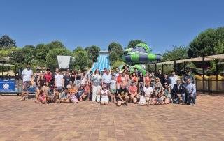 Foto de grupo de la delegación de la AVT, el alcalde y concejales en Aquopolis.