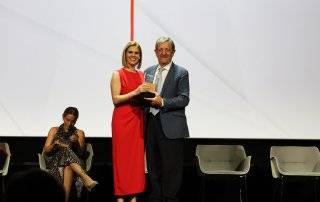 El alcalde, Luis Partida, recibiendo el premio de manos de la presidenta de la FMM y alcaldesa de Alcalá de Henares, Judith Piqué.