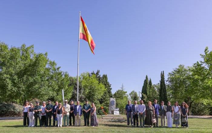 Foto de grupo de las autoridades asistentes al homenaje a Miguel Ángel Blanco.