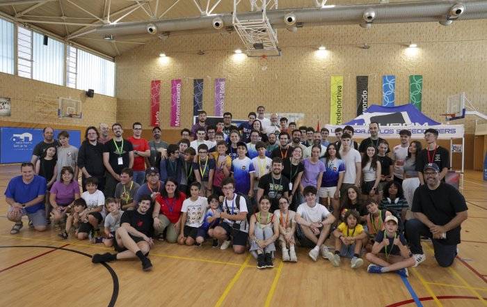 Foto de grupo de los participantes, organizadores y concejales en el Villanueva Open de Rubik.