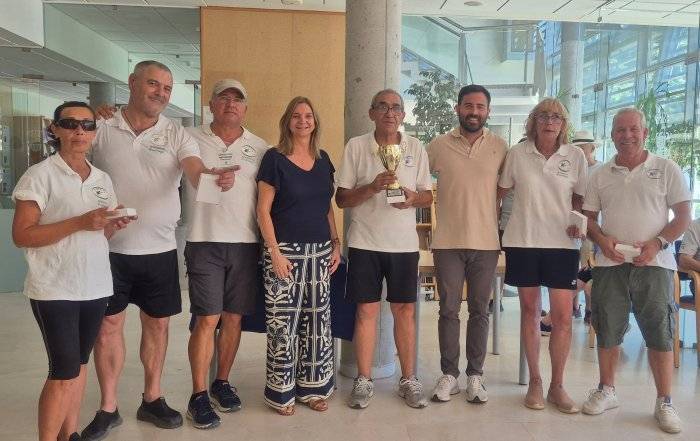 El equipo de Galapagar junto a los concejales de Deportes y Servicios Sociales, Ignacio González y Belén Garrido, respectivamente.