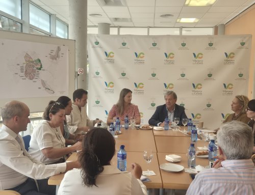 Alcalde y vecinos conversan sobre el municipio