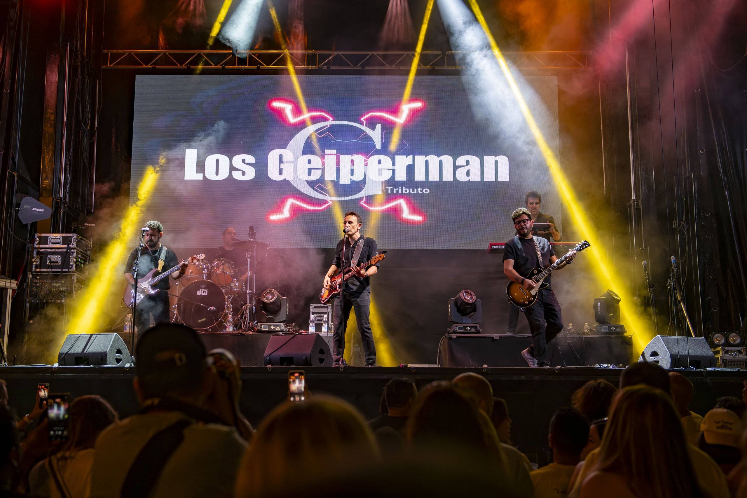 Artistas sobre el escenario y público